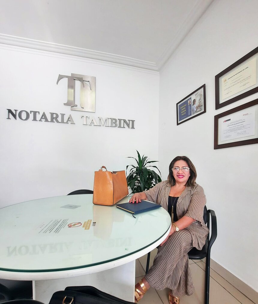 Carmen Antón en la firma en notaría, acompañando el cierre