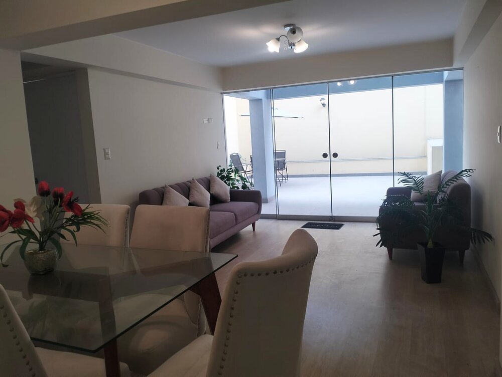 Sala-comedor amoblada en un departamento de Lima