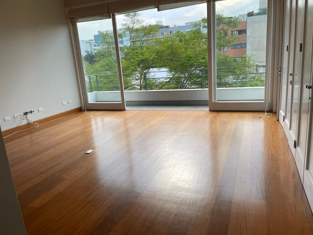 Ambiente con balcón y piso de madera en San Isidro